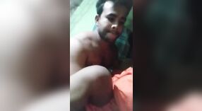 Bangla, uma rapariga Indiana rechonchuda, entrega-se a fazer amor apaixonado com um homem negro 0 minuto 30 SEC