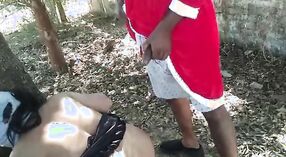 Villaggio indiano zia gode di sesso all'aperto con Babbo Natale 4 min 40 sec