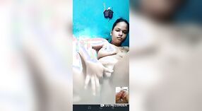 Desi Village Girl沉迷于舔和指法的热气腾腾的视频通话中 1 敏 20 sec