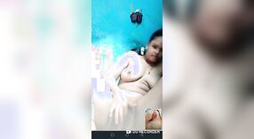 Gadis desa Desi seneng karo panggilan video sing uap kanthi ngusap lan nggegirisi awake dhewe 1 min 40 sec