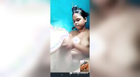 Desi village girl se entrega a una videollamada humeante lamiéndose y tocándose 2 mín. 00 sec