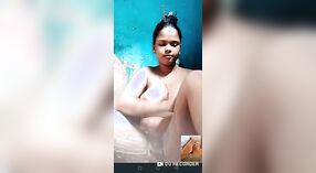 Desi village girl se entrega a una videollamada humeante lamiéndose y tocándose 2 mín. 20 sec