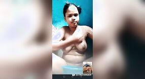 Desi aldeia menina se entrega a um fumegante chamada de vídeo lambendo e tocando-se 3 minuto 40 SEC