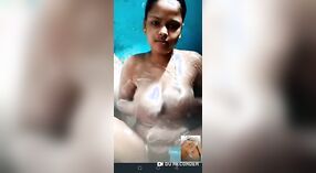 Desi aldeia menina se entrega a um fumegante chamada de vídeo lambendo e tocando-se 4 minuto 20 SEC