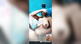 Desi Village Girl沉迷于舔和指法的热气腾腾的视频通话中 4 敏 40 sec