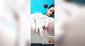 Gadis desa Desi seneng karo panggilan video sing uap kanthi ngusap lan nggegirisi awake dhewe 5 min 00 sec