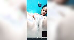 Desi aldeia menina se entrega a um fumegante chamada de vídeo lambendo e tocando-se 5 minuto 20 SEC