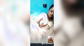 Desi aldeia menina se entrega a um fumegante chamada de vídeo lambendo e tocando-se 0 minuto 40 SEC