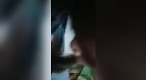 Hillbilly Hijra memberikan blowjob beruap di kereta di desa ini video seks 1 min 20 sec