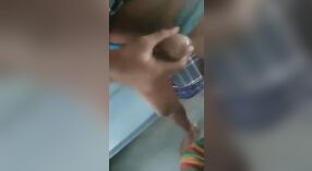 Hillbilly Hijra dà un vapore pompino su un treno in questo villaggio sesso video 2 min 20 sec