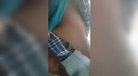 Hillbilly Hijra geeft een stomende Pijpbeurt op een trein in deze dorp seks video 3 min 10 sec