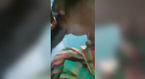 Hillbilly Hijra memberikan blowjob beruap di kereta di desa ini video seks 0 min 40 sec