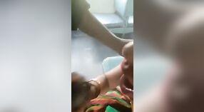 Hillbilly Hijra cho một blowjob ướty trên một chuyến tàu trong video sex làng này 1 tối thiểu 10 sn