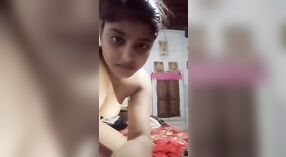 Desi village ragazza rivela il suo sexy figa sulla macchina fotografica per selfies 3 min 30 sec