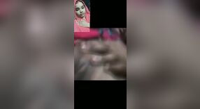 Menina nua dedos-se e mostra seu rosto em uma chamada de vídeo com seu namorado 2 minuto 20 SEC