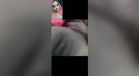 Fille nue se doigte et montre son visage lors d'un appel vidéo avec son petit ami 2 minute 30 sec