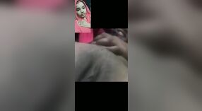 Menina nua dedos-se e mostra seu rosto em uma chamada de vídeo com seu namorado 2 minuto 40 SEC
