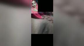 Naakt meisje vingers zichzelf en toont haar gezicht op een video-oproep met haar vriendje 2 min 50 sec