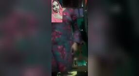 Menina nua dedos-se e mostra seu rosto em uma chamada de vídeo com seu namorado 3 minuto 10 SEC