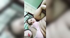 Desi làng vợ được xuống và dơ bẩn với một transvestite trên máy ảnh 0 tối thiểu 40 sn