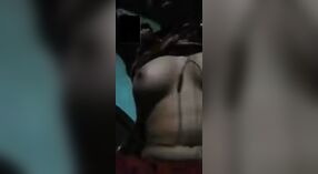 Desi Köy Kızının Busty Vücudunu İçeren Şehvetli Görüntülü Görüşmesi 2 dakika 00 saniyelik