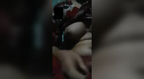 Chamada de vídeo Sensual da rapariga da aldeia Desi com o seu corpo Busty 3 minuto 10 SEC