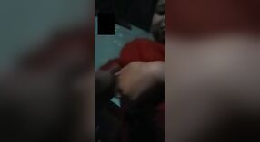 Chamada de vídeo Sensual da rapariga da aldeia Desi com o seu corpo Busty 0 minuto 50 SEC