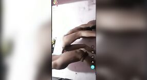 Desi Bhabhi Vídeo de sexo ao vivo com o seu parceiro da aldeia 4 minuto 10 SEC
