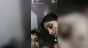 Desi Bhabhi与她的乡村伴侣的现场性爱录像带 1 敏 00 sec