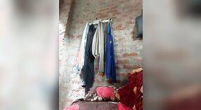 Desi Village Bhabhi Memamerkan Payudara Besarnya di depan Kamera 17 min 00 sec