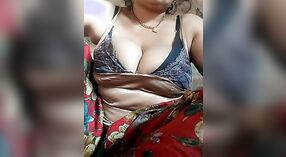 Desi Village Bhabhi Montre Ses Gros Seins à la Caméra 8 minute 40 sec