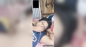 Panggilan video dengan seorang gadis dusun yang menakjubkan dan payudara besarnya 2 min 00 sec