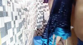 Сексуальной большой заднице Дехати поклоняются в ванной 1 минута 30 сек