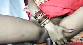 বিহারি গ্রামের স্ত্রী তার সঙ্গীর সাথে কঠোর যৌনতায় লিপ্ত হন 9 মিন 40 সেকেন্ড
