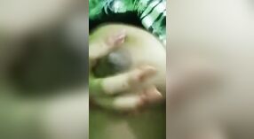 Gadis Dehati kang amba susu njaluk manungsa waé padha pantes ing video selfie akeh uwabe iki 3 min 00 sec