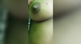 Gadis Dehati kang amba susu njaluk manungsa waé padha pantes ing video selfie akeh uwabe iki 4 min 00 sec