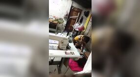 Une employée de village indienne et une gérante ont des relations sexuelles dans l'atelier 1 minute 40 sec