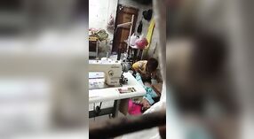 印度乡村工人和女经理在商店地板上有性关系 2 敏 20 sec