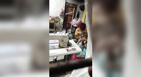 Trabajador de una aldea india y gerente tienen sexo en el taller 2 mín. 40 sec