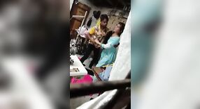 印度乡村工人和女经理在商店地板上有性关系 4 敏 20 sec