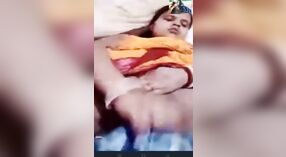 Dehati bengali cah wadon pleasures piyambak lan dilat dheweke pus ing porno video telpon 2 min 20 sec