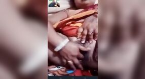 Dehati Bengali Girl愉悦自己并在色情视频中舔她的猫 5 敏 20 sec