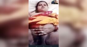 Dehati Bengali meisje pleasures haarzelf en likt haar kutje in porno video call 10 min 20 sec