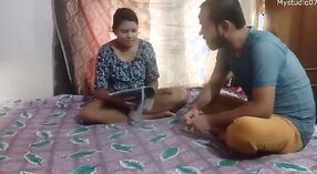 セクシーなインドの村の女の子は彼女の家の家庭教師に叩かれます 0 分 0 秒