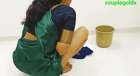 ఇండియన్ విలేజ్ మెయిడ్ ఇంట్లో తయారుచేసిన పోర్న్ వీడియోలో కొంటెను పొందుతుంది 1 మిన్ 50 సెకను