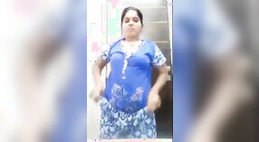 Desi village ragazza con un grande culo prende via lei vestito 1 min 20 sec