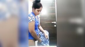 Desi village girl avec un gros cul enlève sa robe 2 minute 50 sec