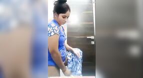 Desi village ragazza con un grande culo prende via lei vestito 1 min 10 sec