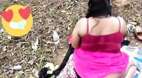 Reife Dorftante betrügt ihren Ehemann mit einem Dildo im freien 2 min 20 s