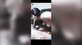 Mamada de una esposa desi en la webcam para su placer 3 mín. 10 sec